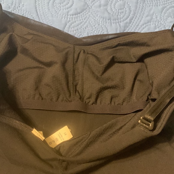 Lululemon Black Athletic Top. Size 6 or small. - Picture 6 of 8